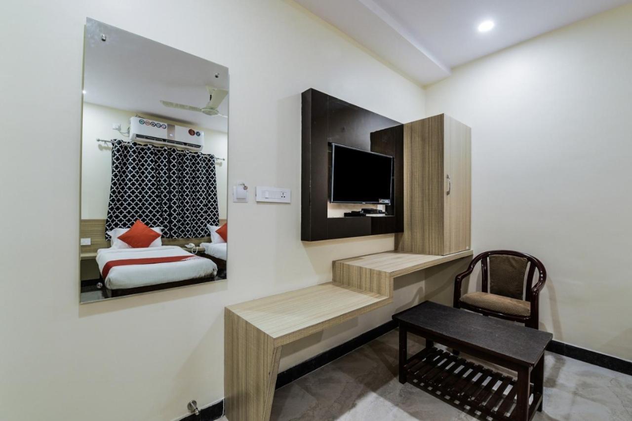 The Elite Inn Visakhapatnam Buitenkant foto